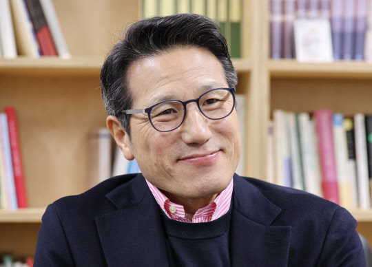 인터뷰 하는 정병국 한국문화예술위원회 위원장. [연합뉴스]